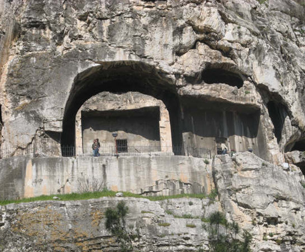 Kral_Kaya_Mezarlari_Amasya