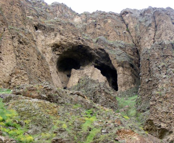 Gole_Yakinlarindaki_Magara_Ardahan