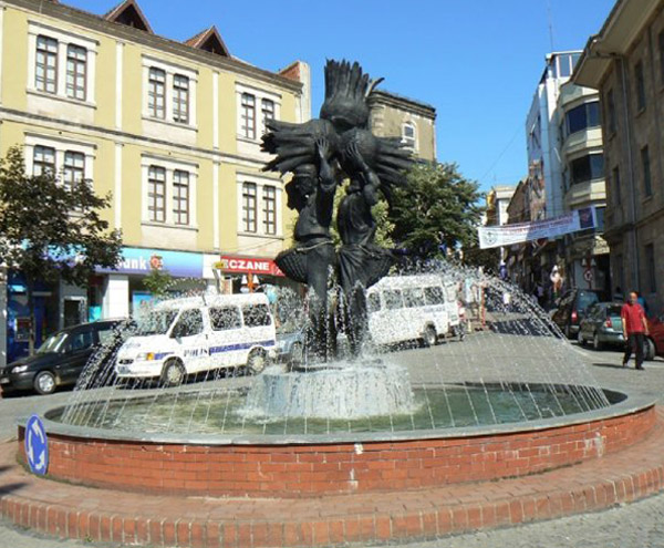 Findik_Basimizin_Taci_Heykeli_Giresun