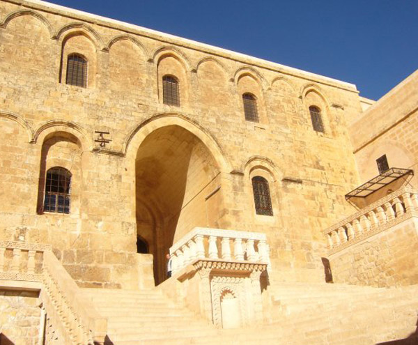 Deyrulzafaran_Manastiri_Girisi_Mardin