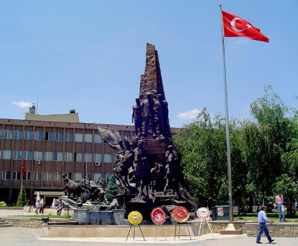 Hukumet_Meydani_ve_Ataturk_Aniti_Usak